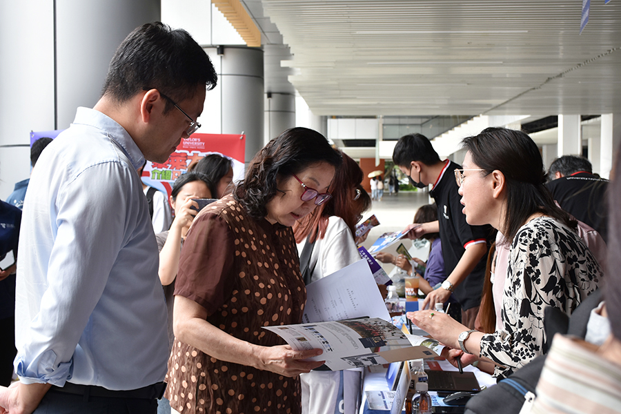 校领导前往展会现场与参展院校交流.jpg