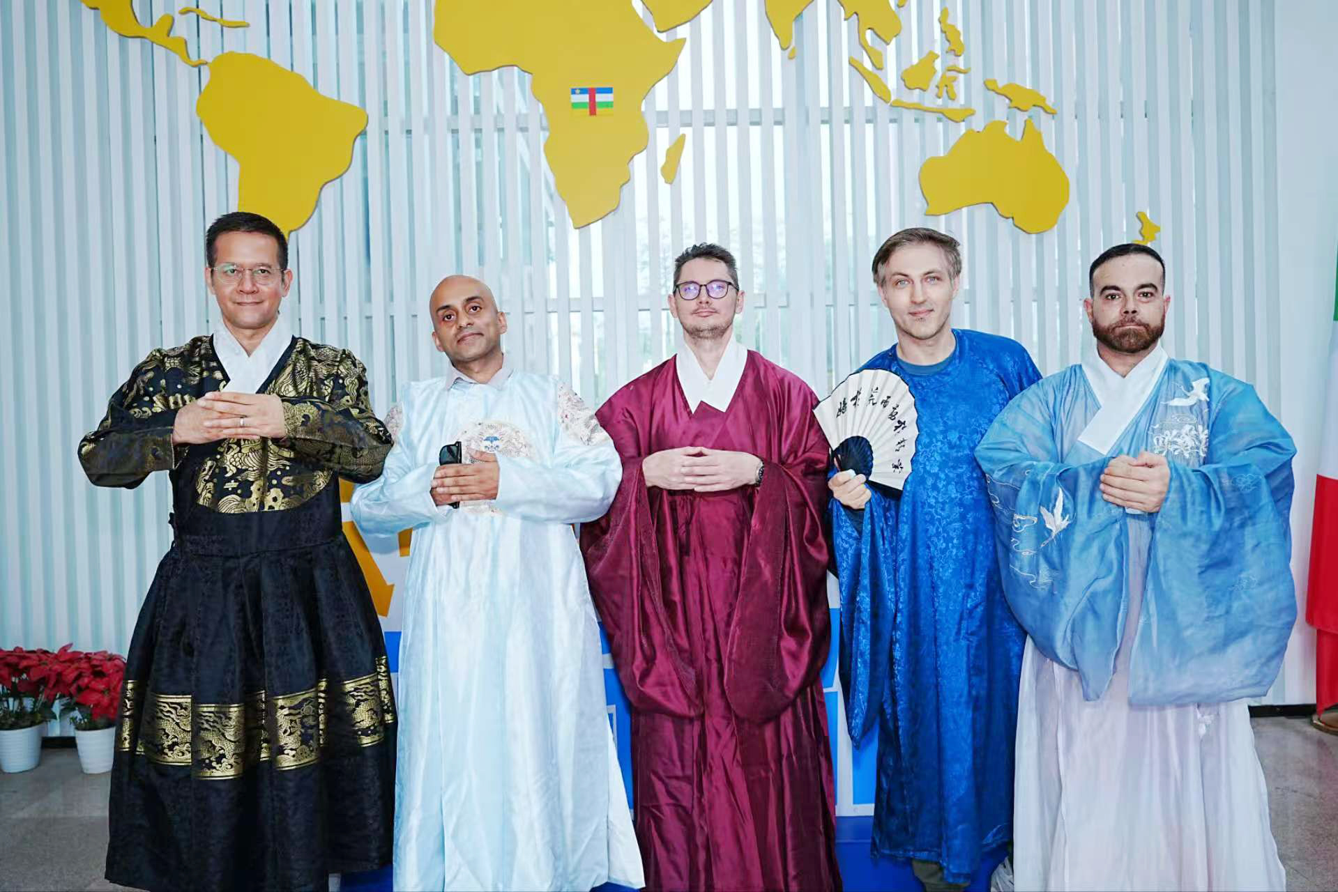 外籍教师体验汉服.jpg