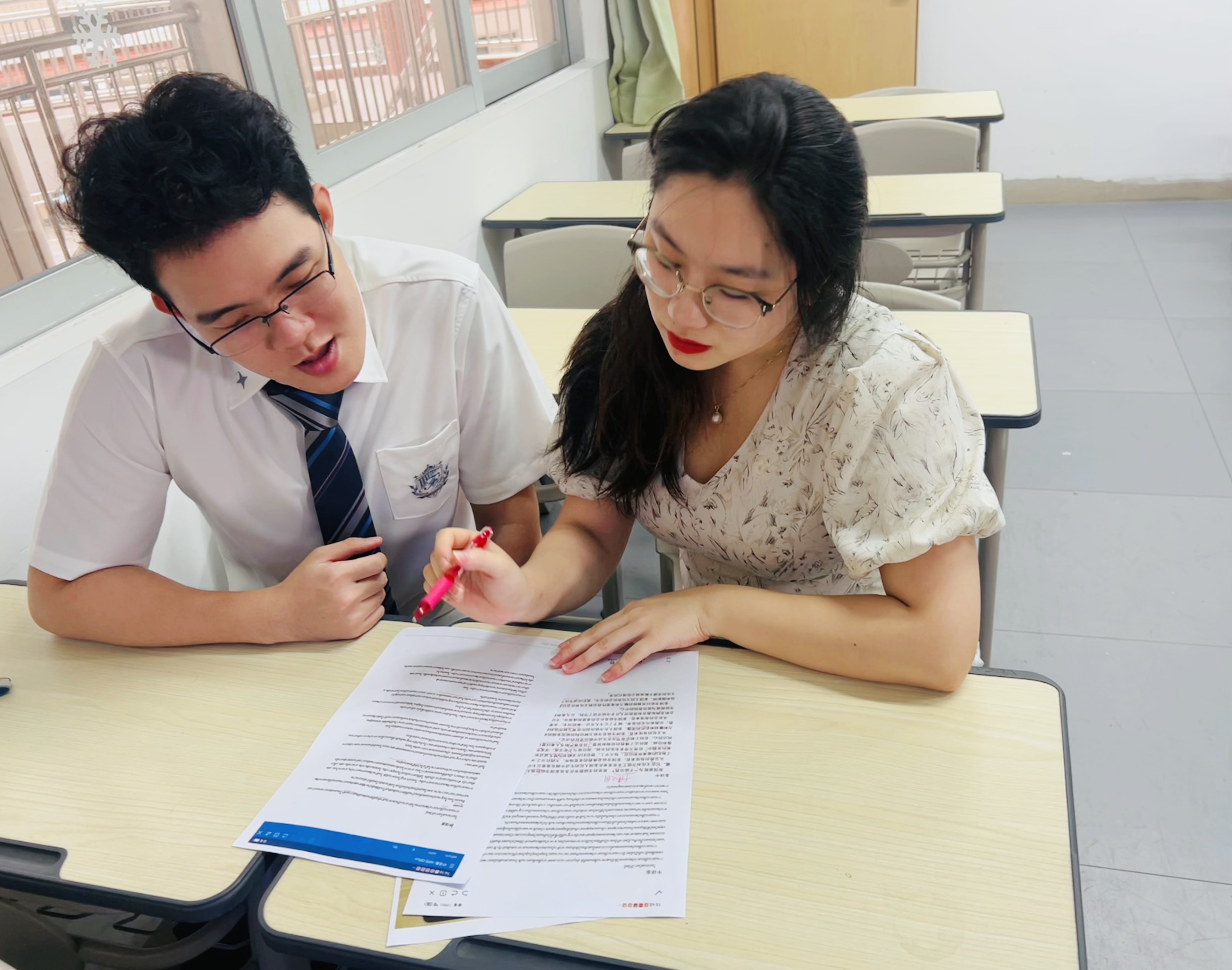 方愈老师对参赛学生进行一对一赛前指导.jpg