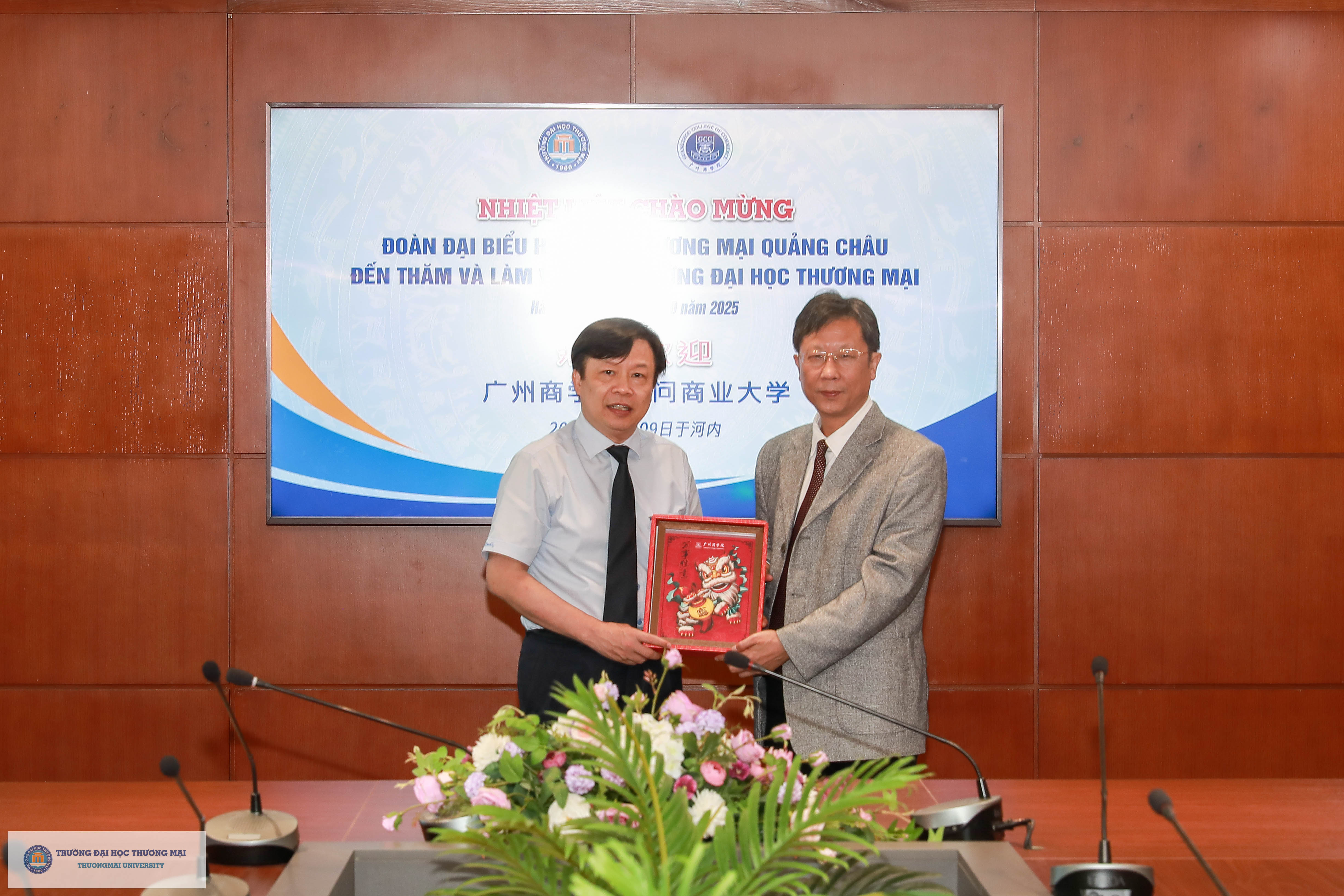 2. 我校师生与越南商业大学校方代表合影.jpg