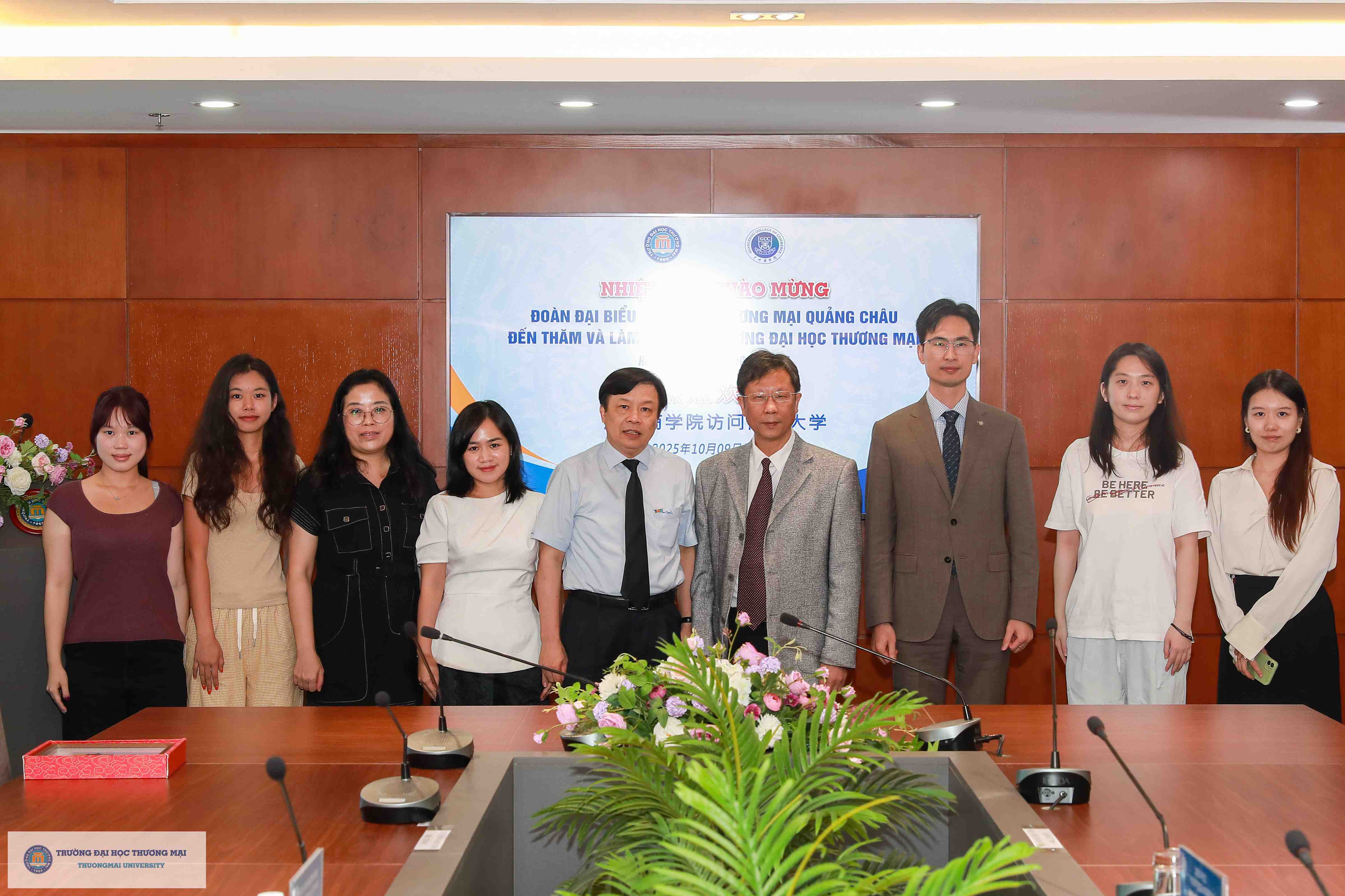 3. 我校师生与越南商业大学校方代表合影.jpg
