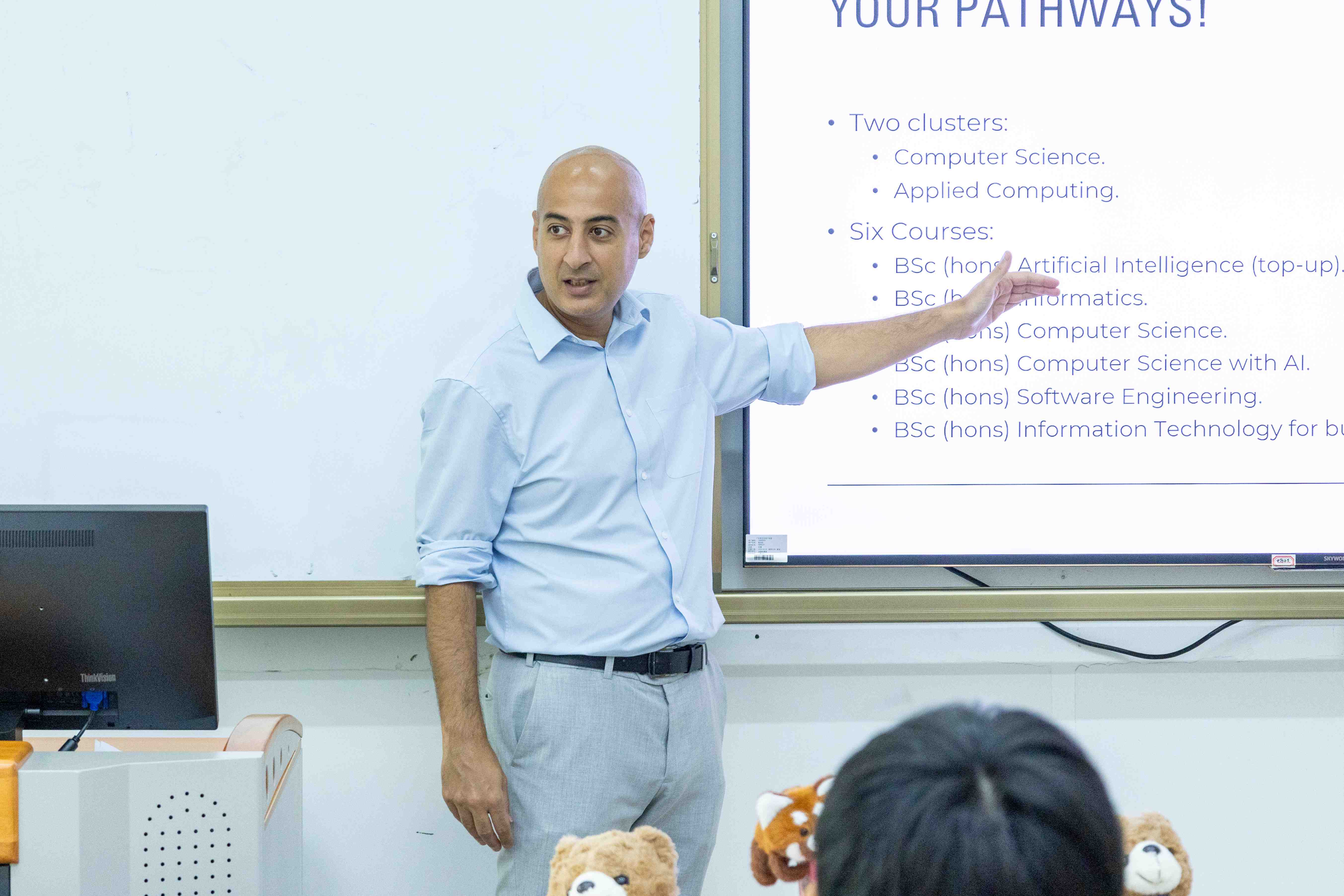 Dr. Reda Al Bodour为软件工程（国际联合培养）专业学生介绍考文垂大学课程设置.jpg