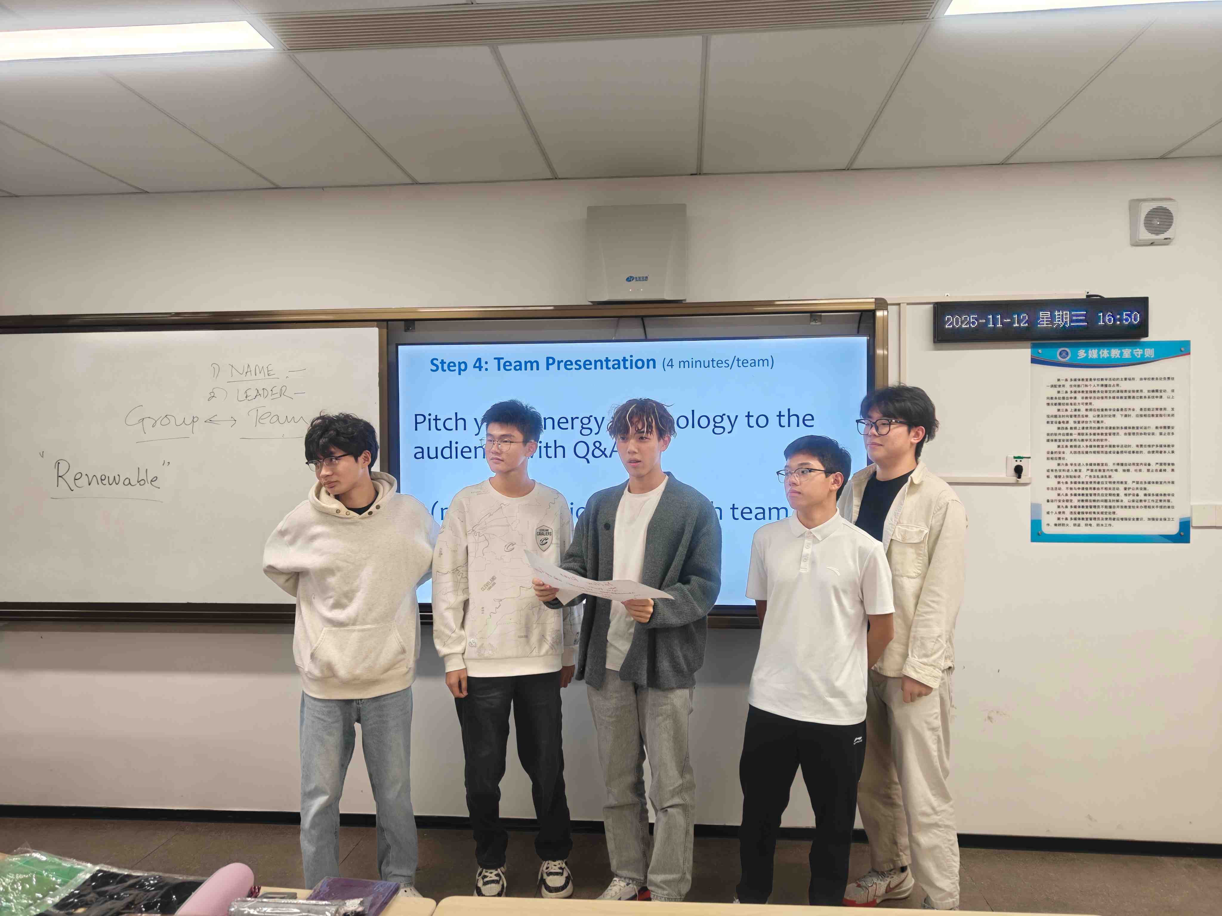 各小组进行最终提案展示,Arun Patil教授对方案逐个点评1.jpg