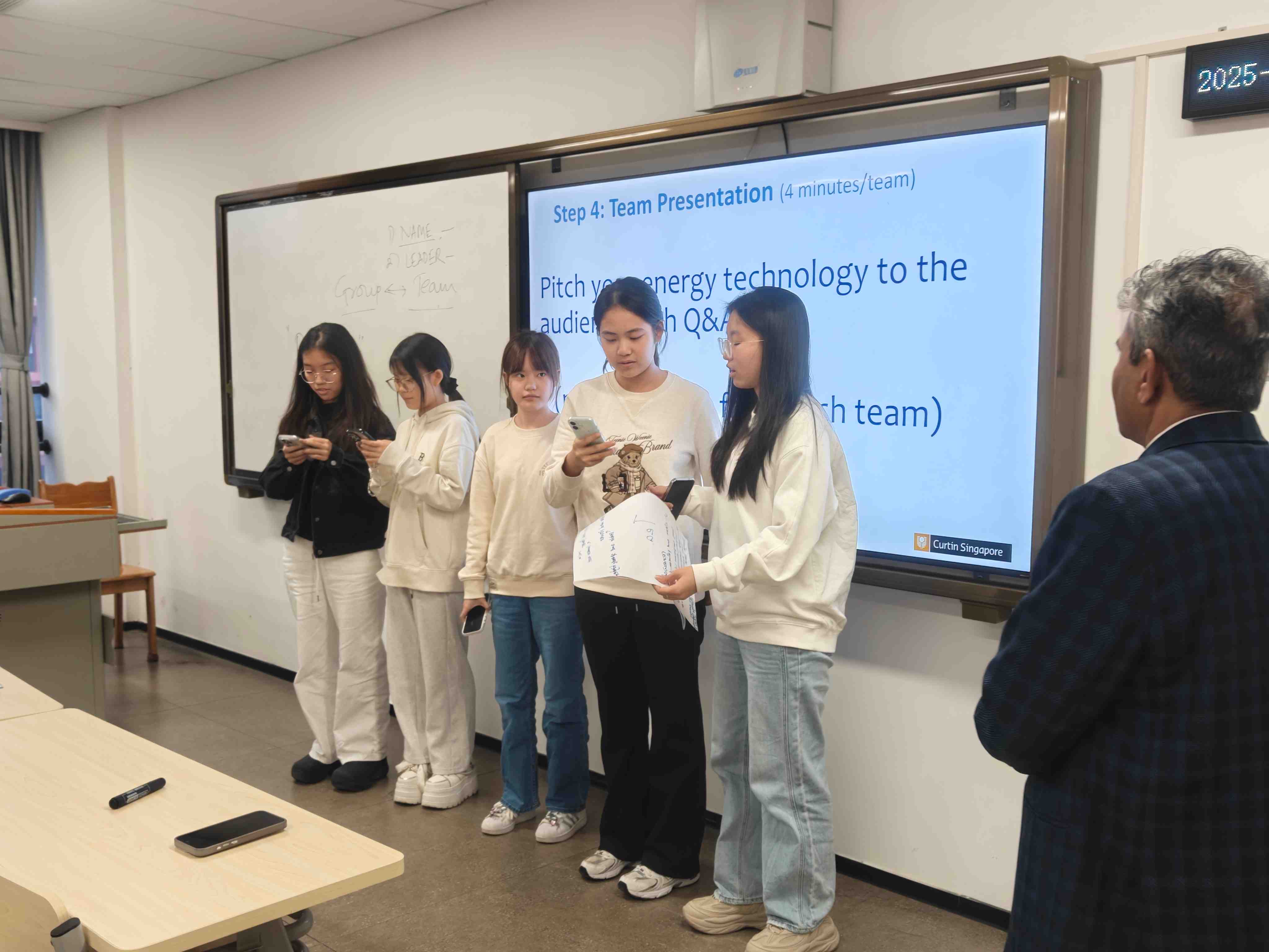 各小组进行最终提案展示,Arun Patil教授对方案逐个点评3.jpg