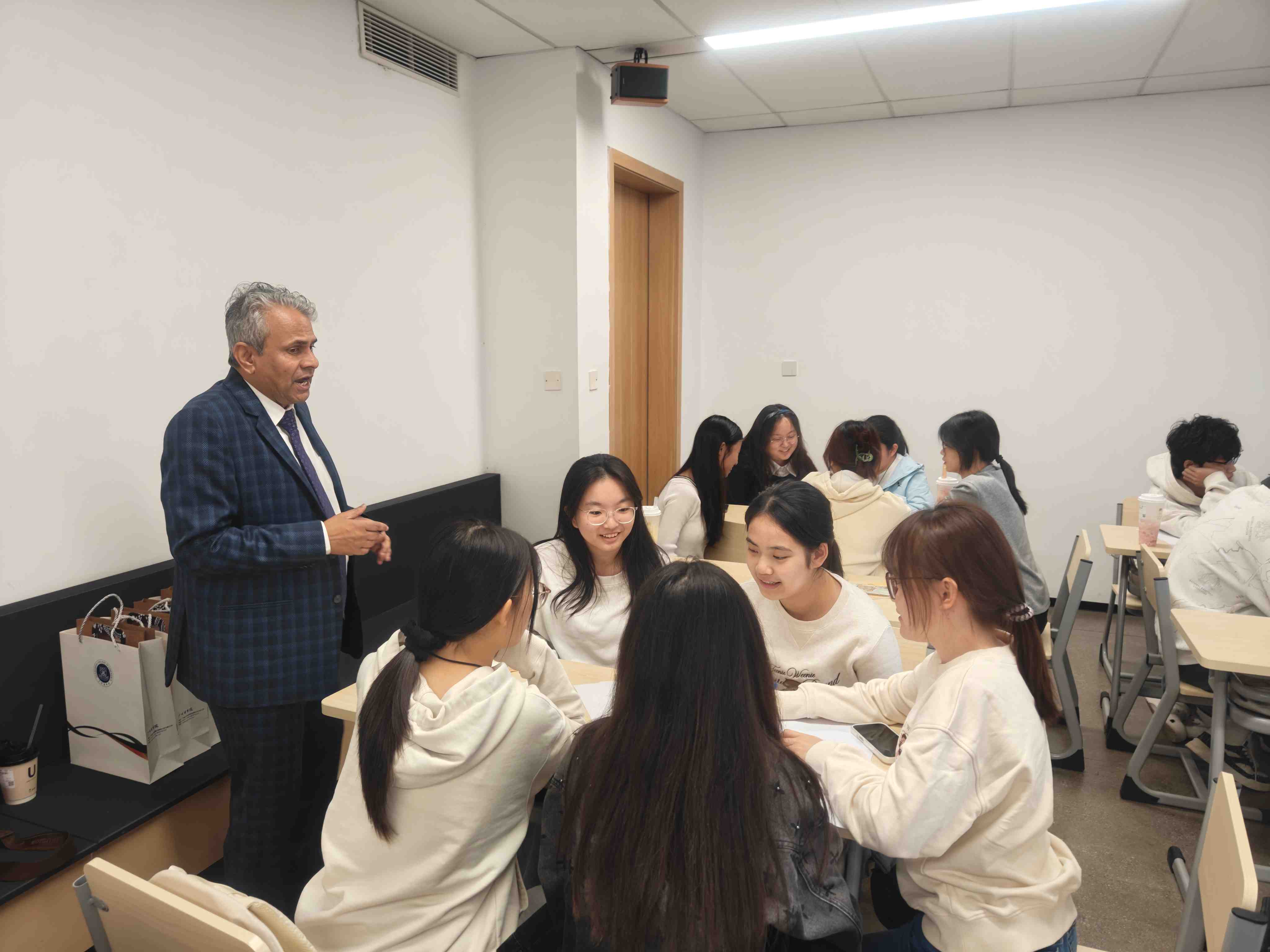 Arun Patil教授引导现场学生优化思考和完善方案.jpg