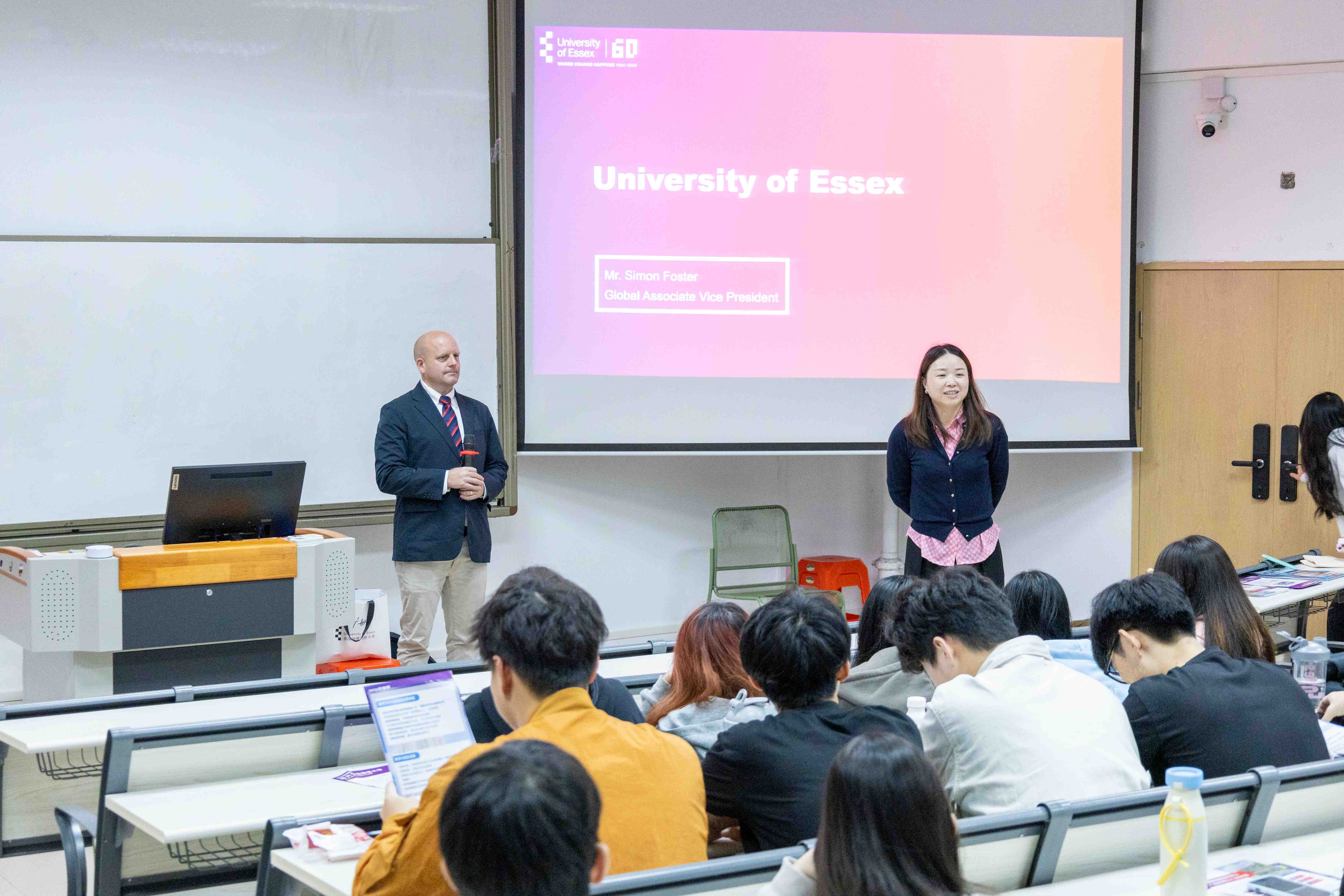 Simon Foster助理副校长和孙聪老师与现场同学互动交流.jpg