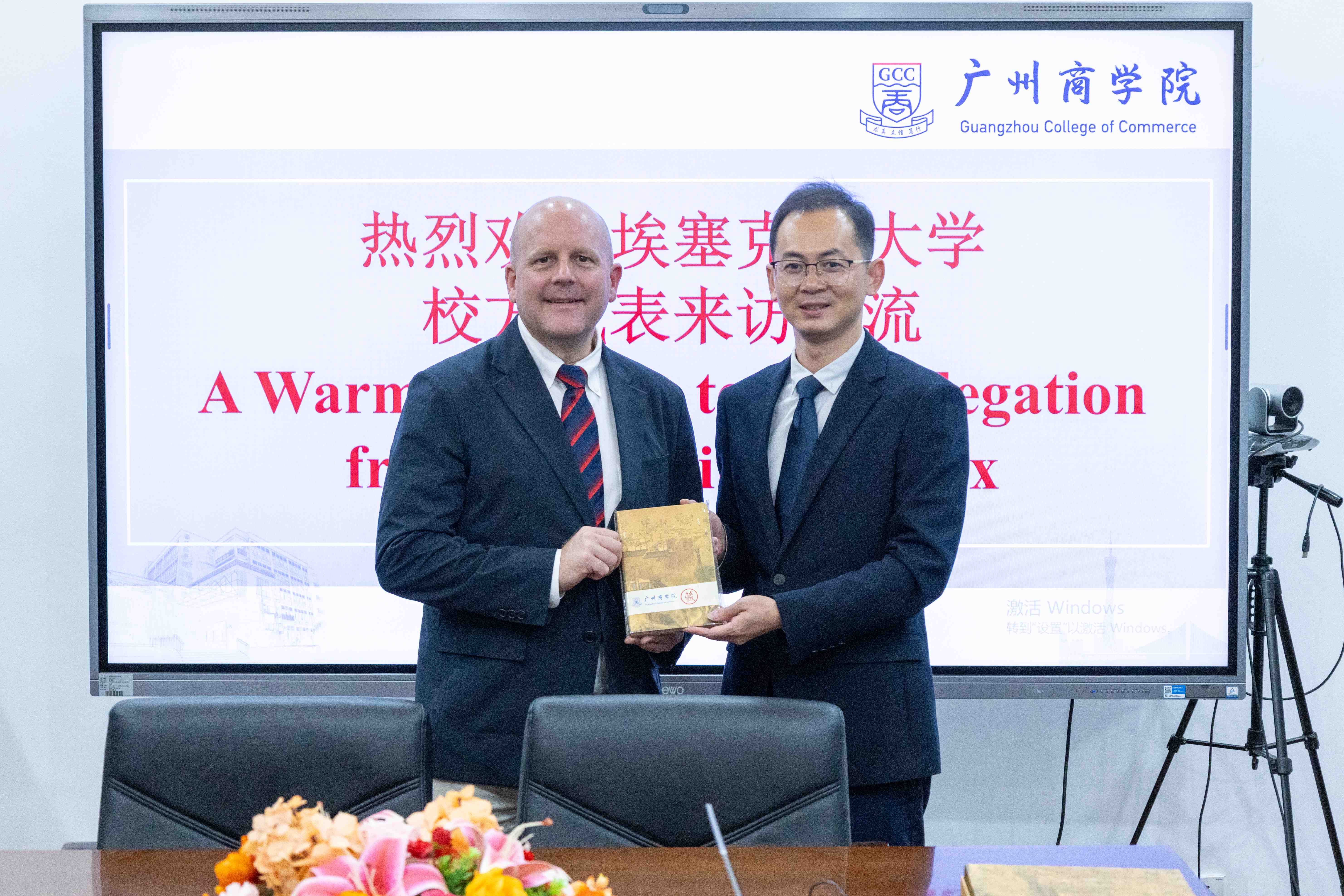 周鹏向Simon Foster赠送纪念品.jpg