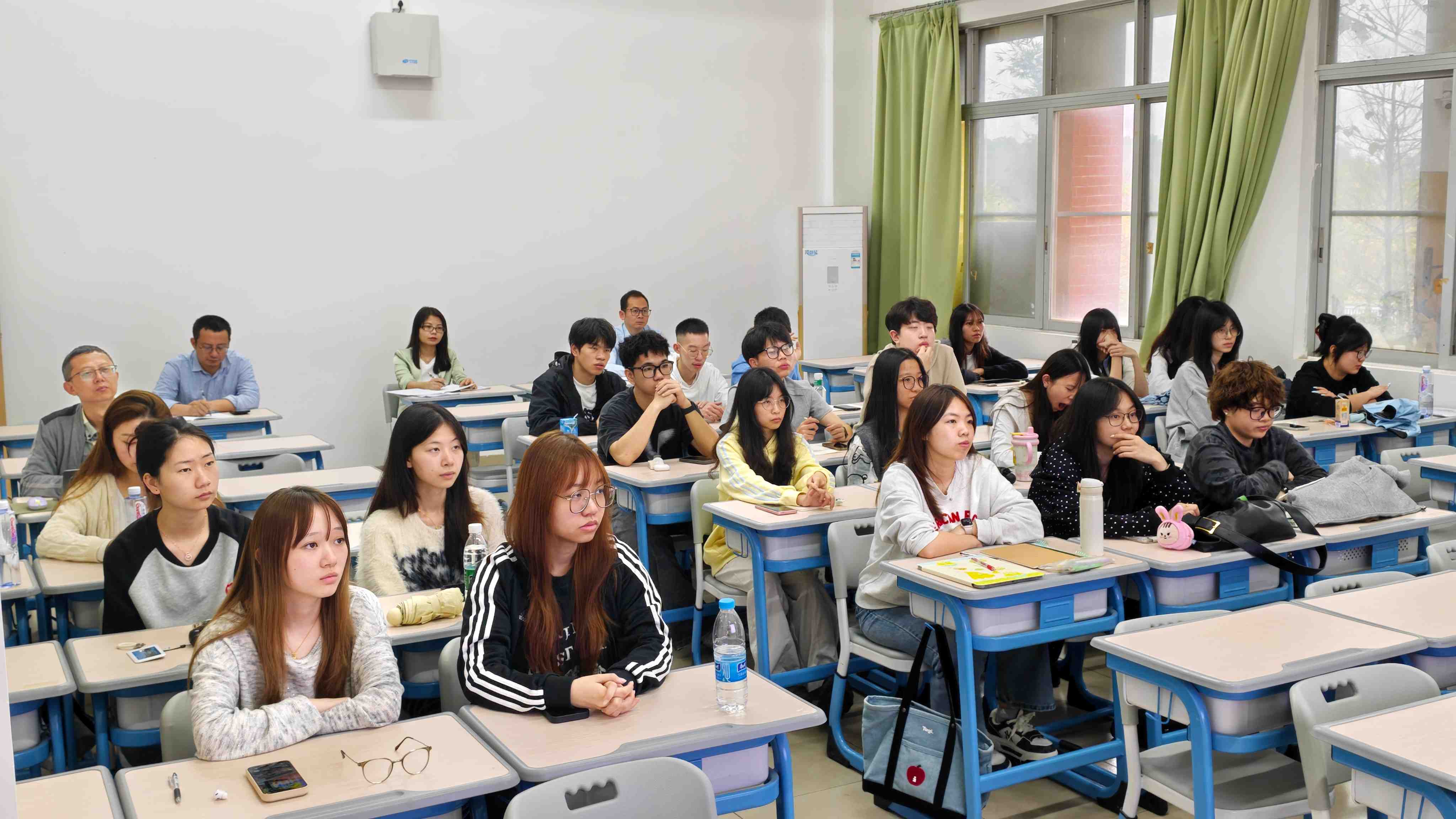 学院巡查小组深入教学一线听课现场.jpg