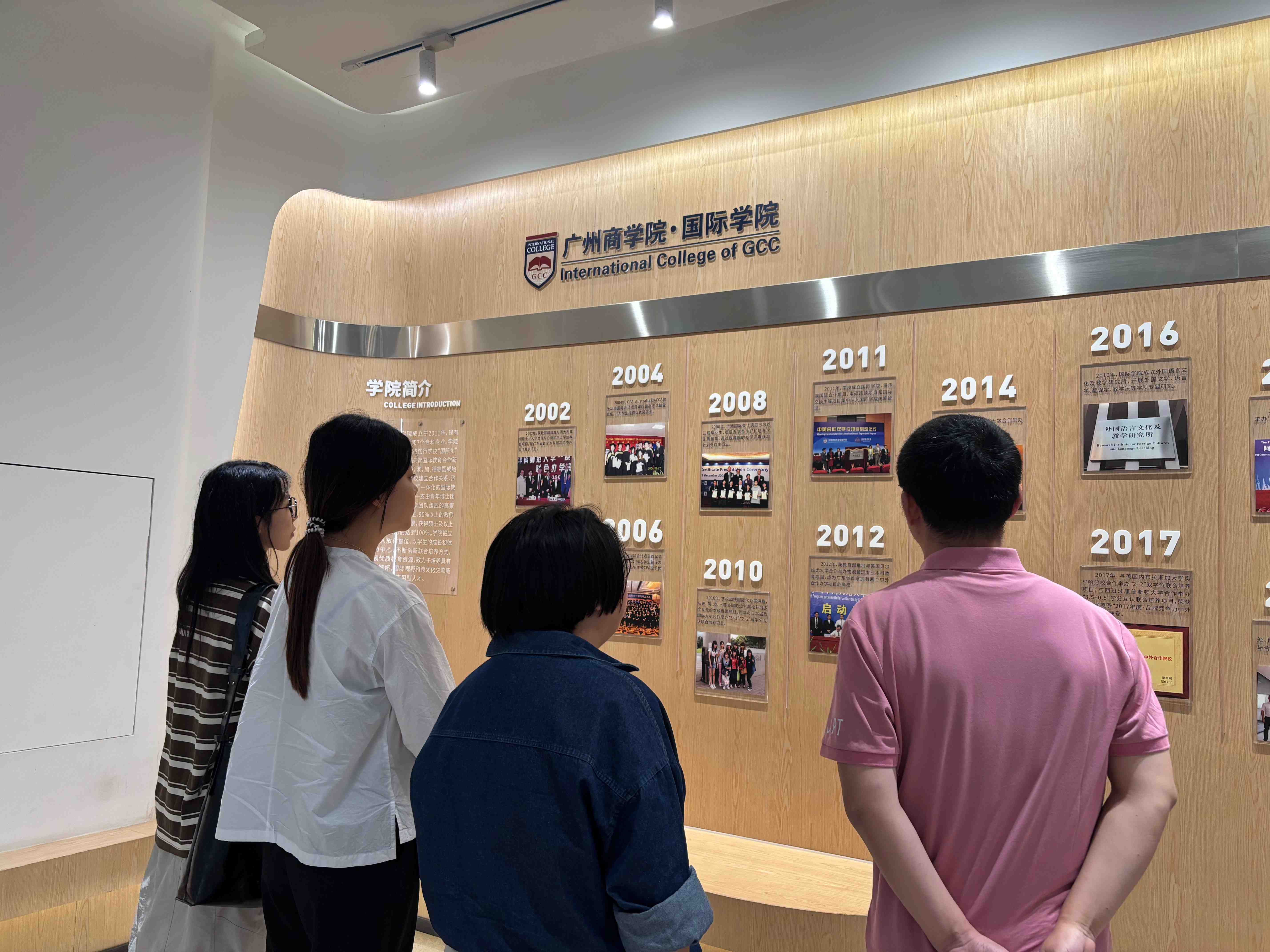袁鑫副院长向来访人员介绍国际学院发展历程.jpg