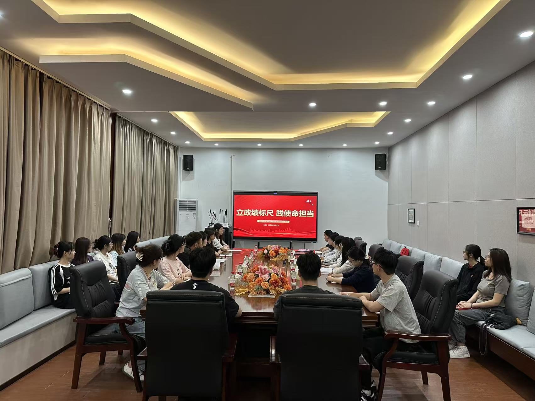 学生党员与老师合影留念.jpg