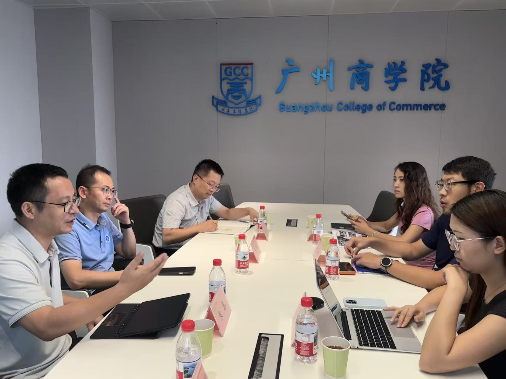校企双方座谈会现场.jpg