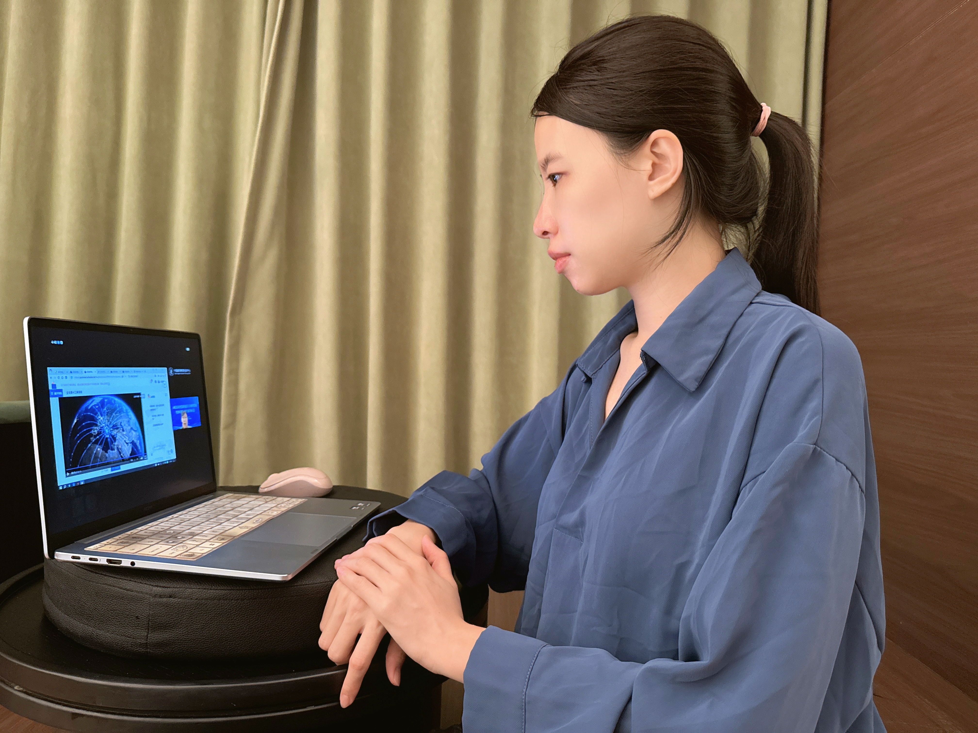 赖敏洁老师参加线上会议现场.jpg