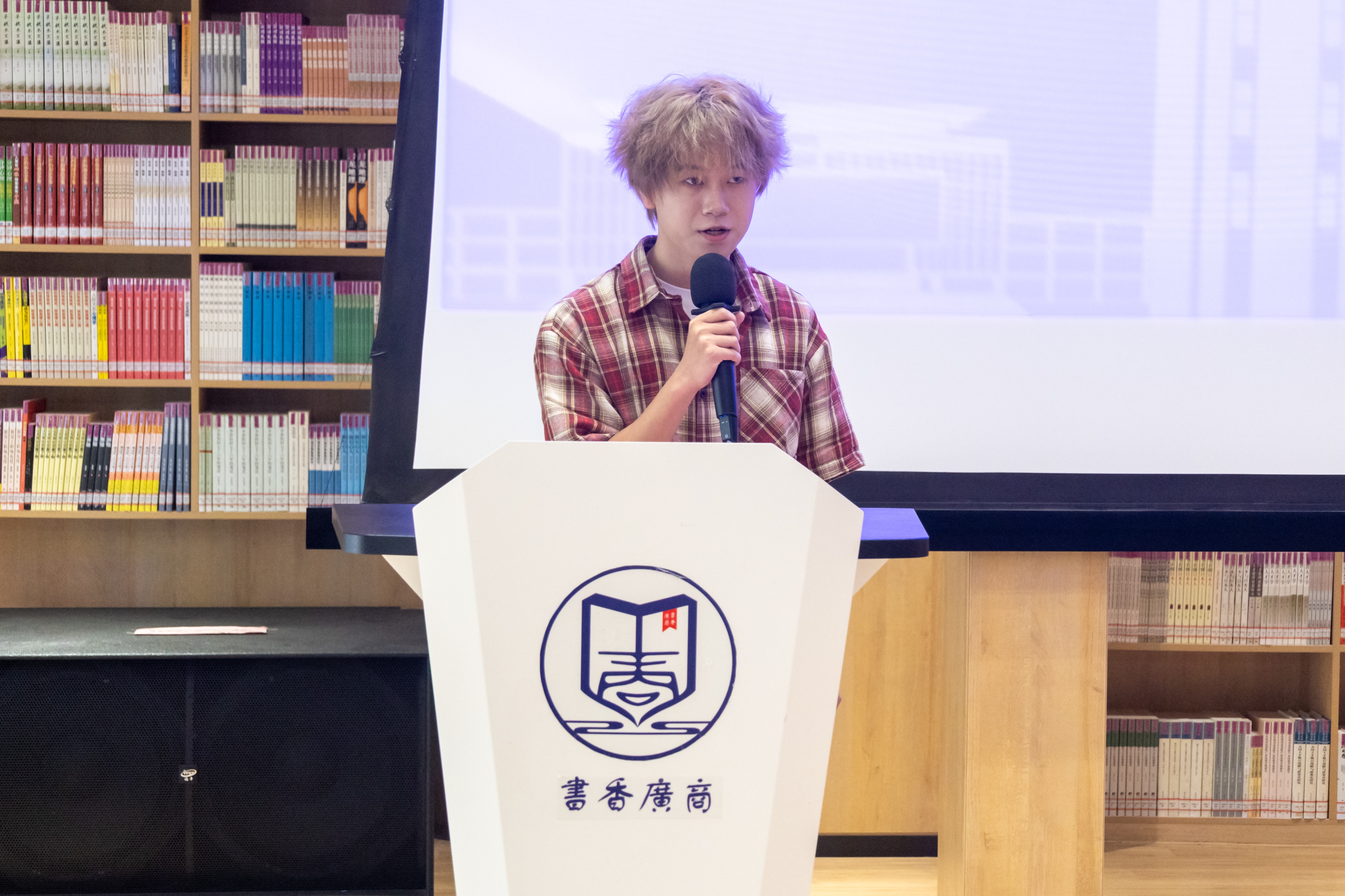 学生代表曹宇浩发言.jpg