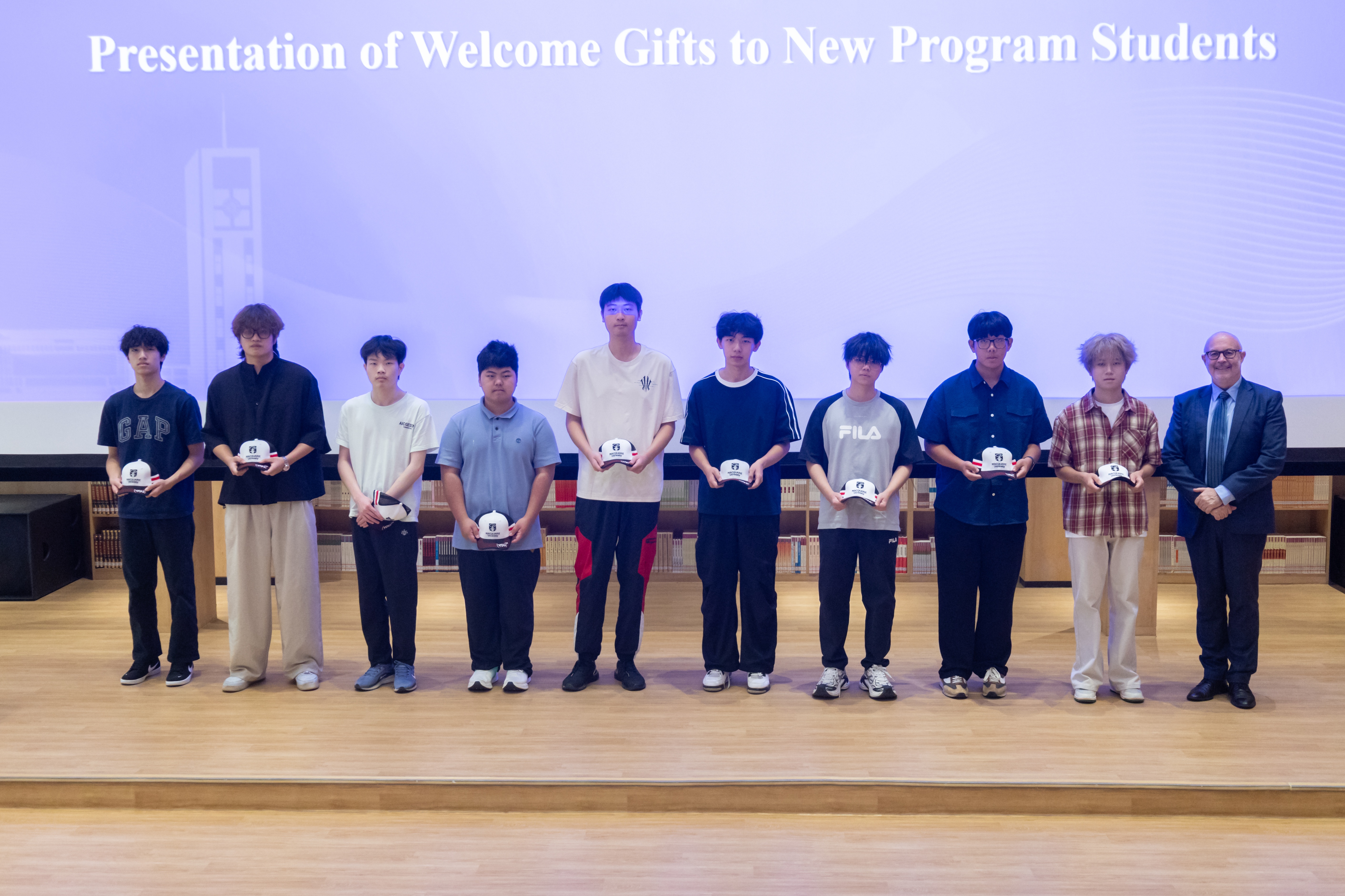 Anthony Cahalan副校长为项目新生颁发麦考瑞大学专属欢迎礼品1.jpg