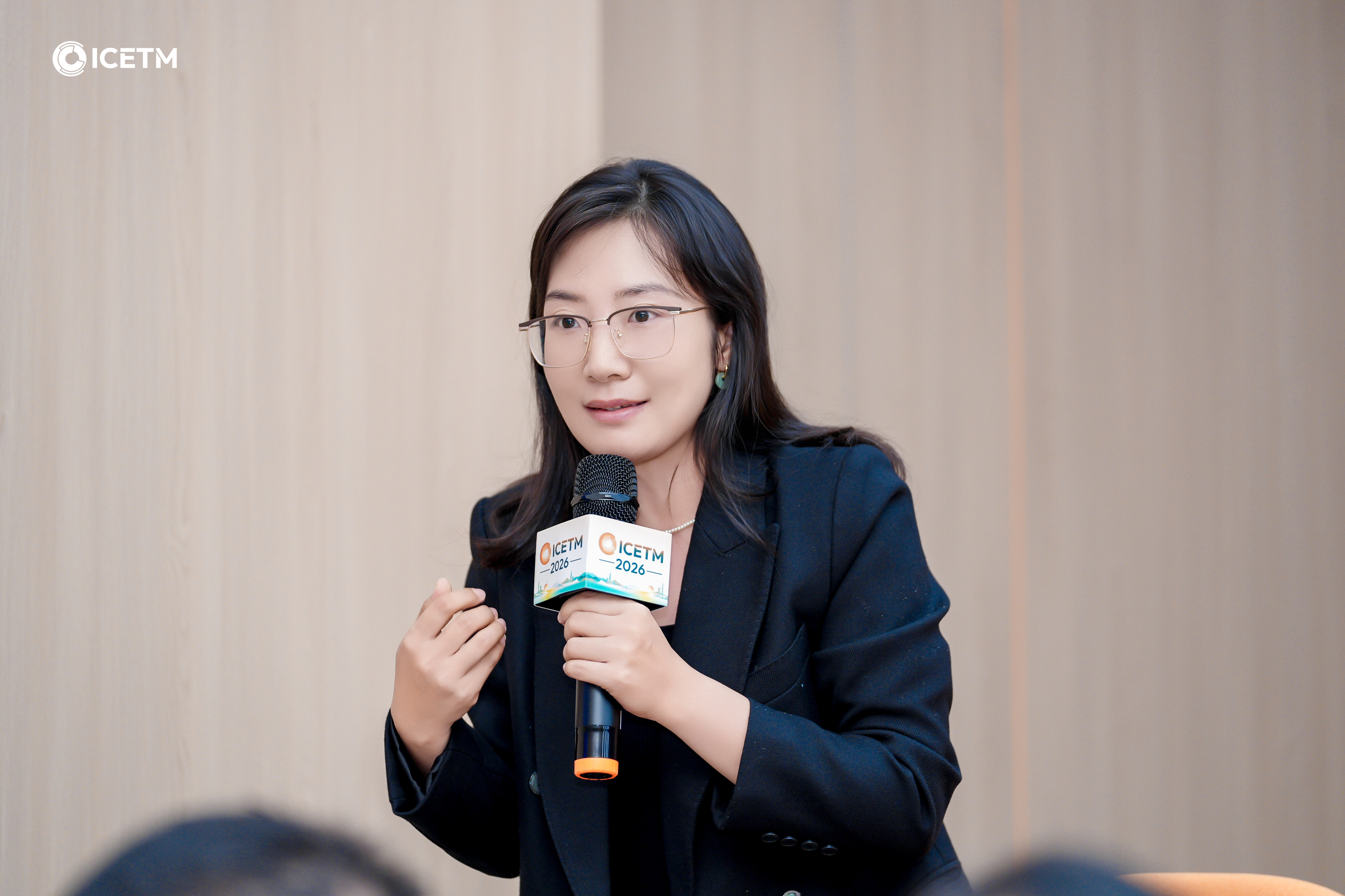国际学院杨仰老师作学术报告.jpg